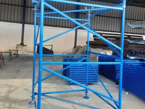 Échafaudage à cadres Triangle PAL bleu monté dans le dépôt